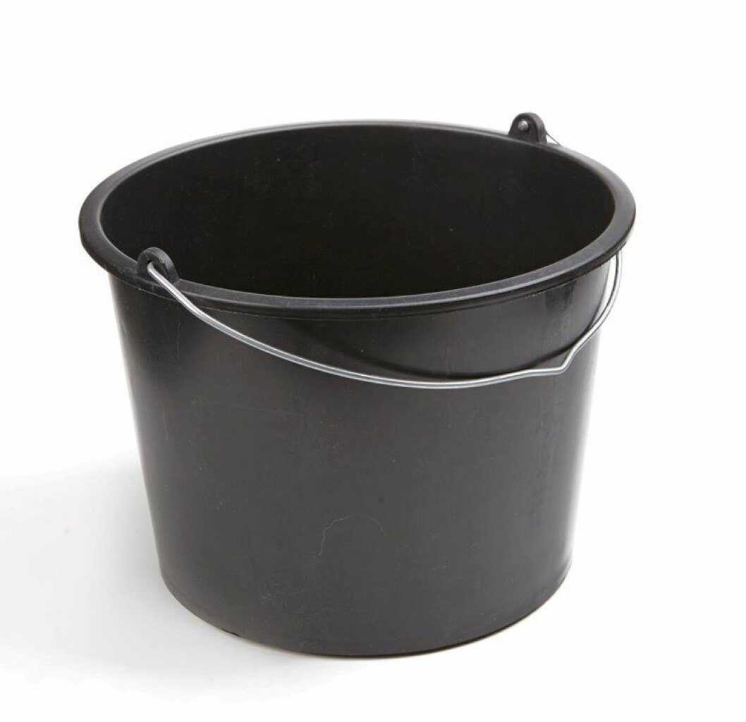 »Bygghinken är den bästa krukan som finns! Lätt, tålig, snygg. Borra några hål i botten så går den att använda till det mesta. Jag använder otroligt många sådana på mitt eget lantställe.« Bygghink Hansa, 35:-, bygghemma.se. »Bygghinken är den bästa krukan som finns! Lätt, tålig, snygg. Borra några hål i botten så går den att använda till det mesta. Jag använder otroligt många sådana på mitt eget lantställe.« Bygghink Hansa, 35:-, bygghemma.se.