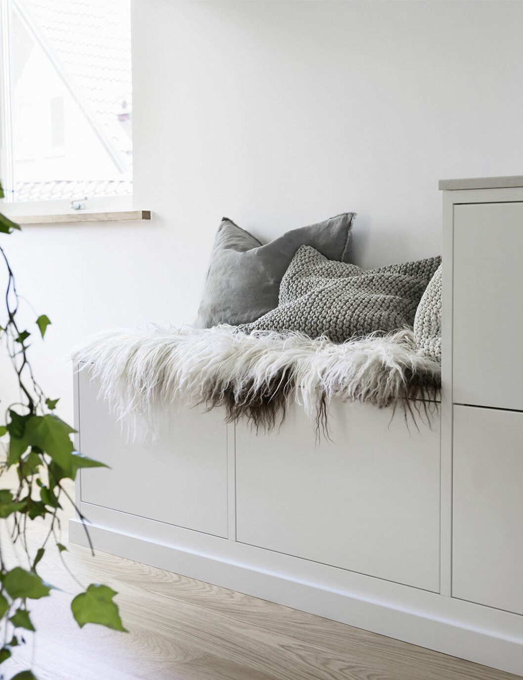 En platsbyggd bänk i köket tar vara på den oanvända ytan i hörnet. Foto: Ballingslöv Platsbyggd bänk i kök från Ballingslöv