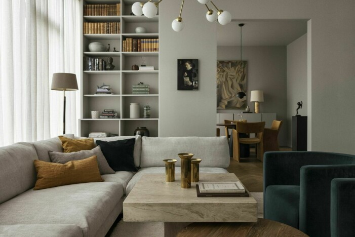 Foto: Mikael Lundblad. Styling: Jenny Martinsson. Syns i: <a target="_blank" href="https://www.residencemagazine.se/hemma-hos/villan-i-60-talsanda-inspireras-av-detaljerna-i-rakel-hatz-hem/8686739">"Villan i 60-talsanda: Inspireras av detaljerna i Rakel Hatz hem"</a>. Platsbyggd bokhylla