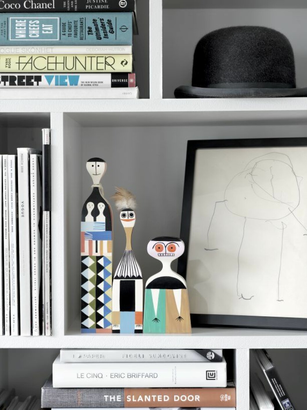 I bokhyllan Girards Wooden dolls från Vitra och en teckning som Nahla gjorde av syrran Noomi när hon fortfarande var i magen. Plugg