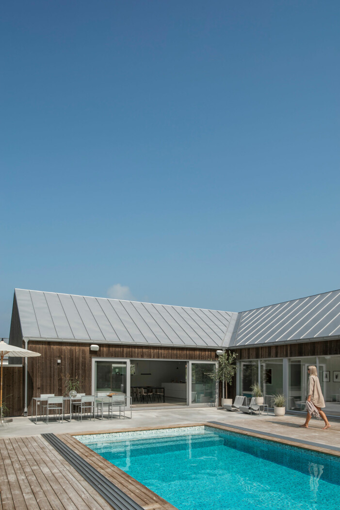 Skönt avskalat med en mjuk estetik hemma hos Johanna Haglund, grundare av Design of, i skärgårdsbyn Saxemara. Pool med snyggt trädäck runt.