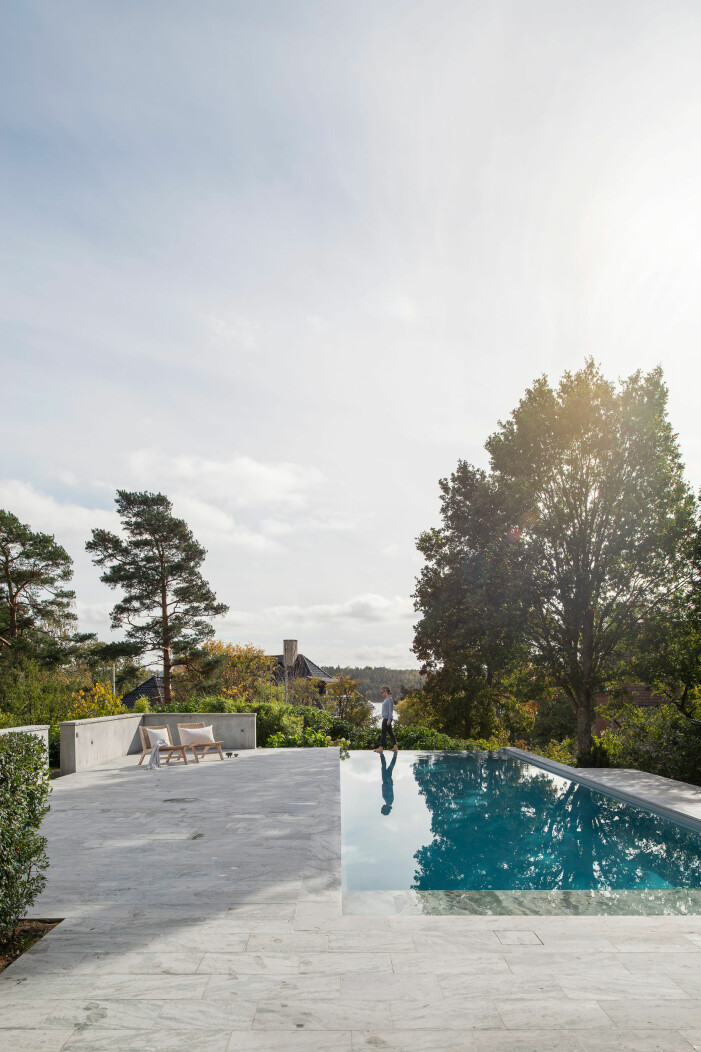 Vilken dröm att njuta vid en pool under ljumma sommarkvällar. Vacker pool med fantastisk stenläggning kring poolen. Foto: Andy Liffner