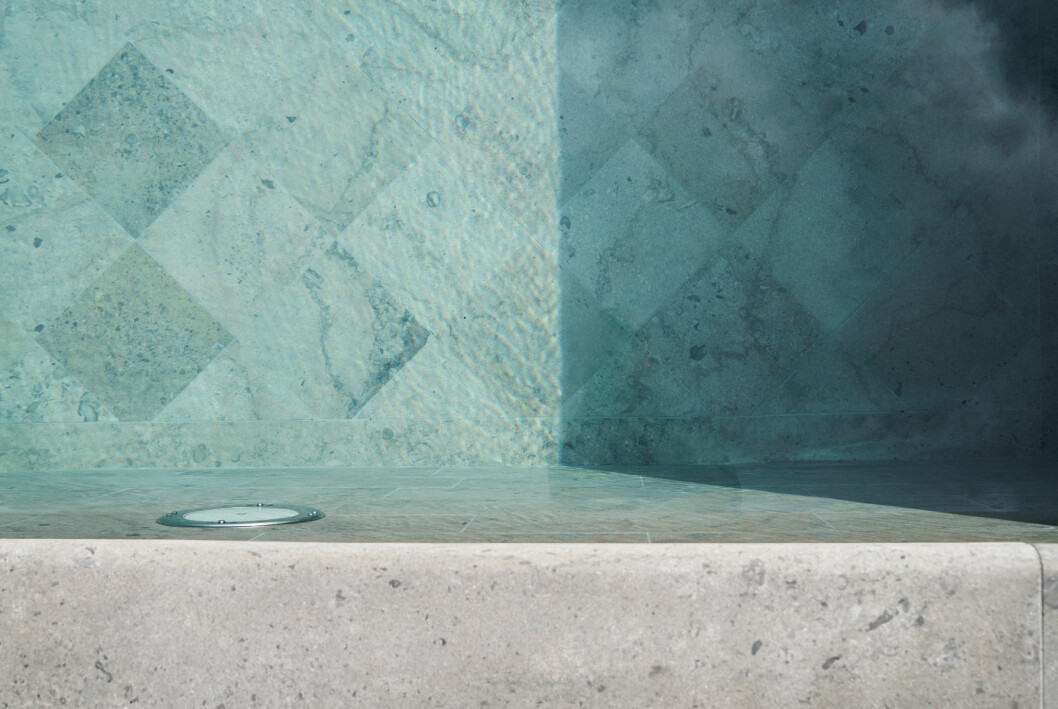 Pool helt klädd i gotländsk kalksten från Stenfabriken i Burgsvik med olika slipningar Vacker pool med detaljer på botten, klädd i gotländsk kalksten.