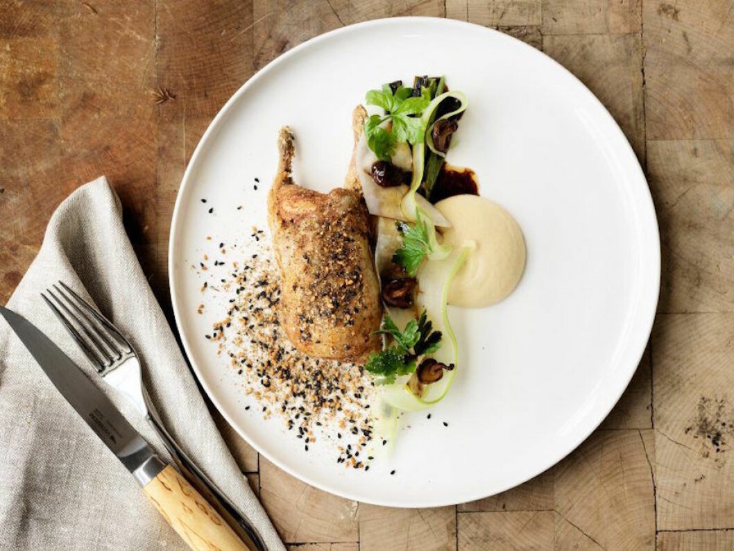 Kyckling på vit tallrik på restaurang Portal i Stockholm.