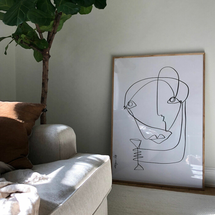 Grafiska ansikten kommer vi se väggar prydas av i år. Foto: Åhléns Poster med grafiskt mönster