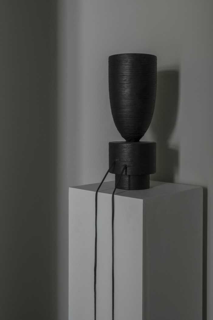Vaser från Mad et Len. Sidobord och lampa är antika. Pot vase av Arno Declercq av bränt iroko-trä och läder. Pot vase av Arno Declercq
