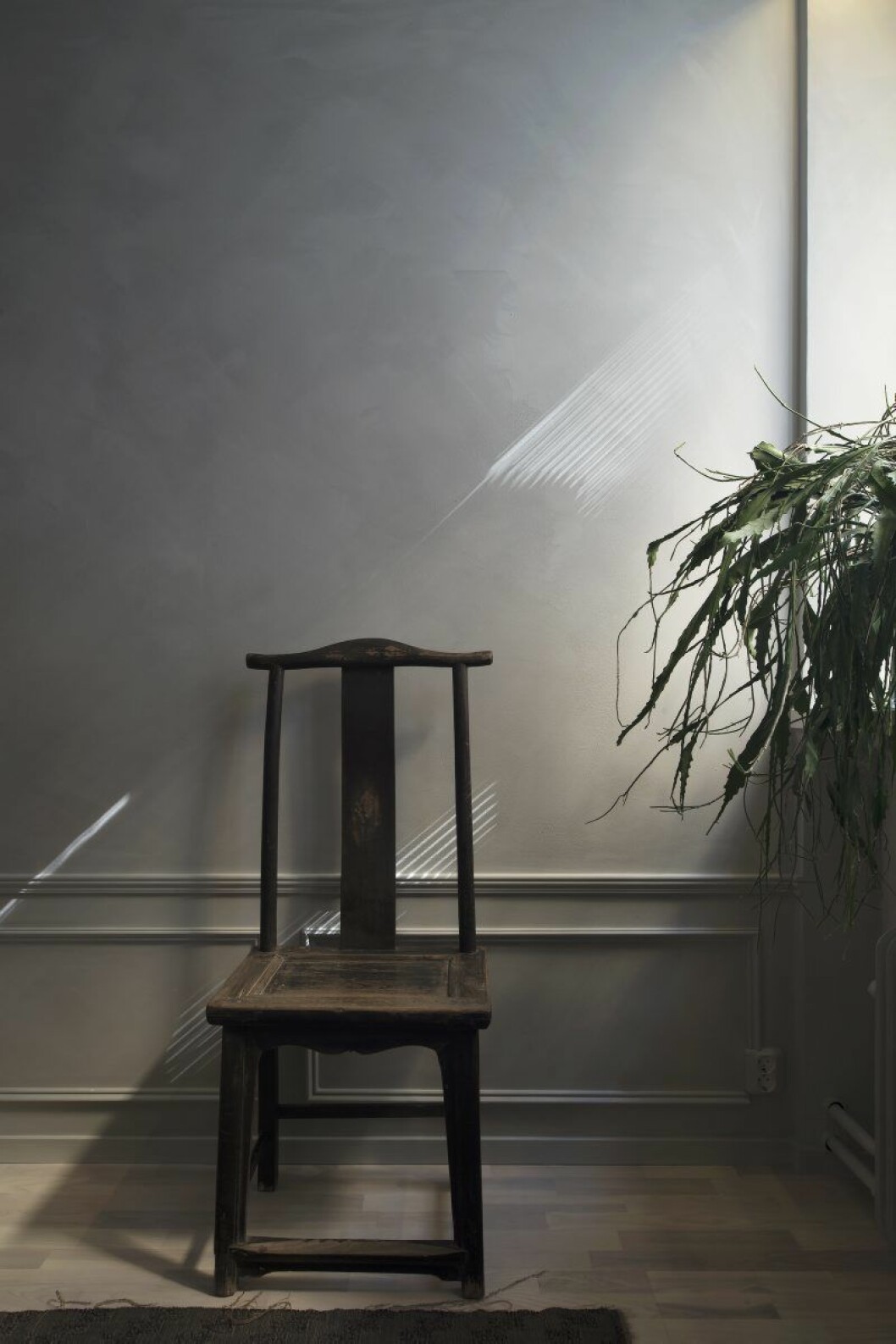 Stolen är 150 år gammal och från Kina. Väggfärg Lady Minerals, Smooth White. Listerna på väggen har Robin och Ejub satt upp själva. Stolen är 150 år gammal och från Kina. Väggfärg Lady Minerals, Smooth White. Listerna på väggen har Robin och Ejub satt upp själva.