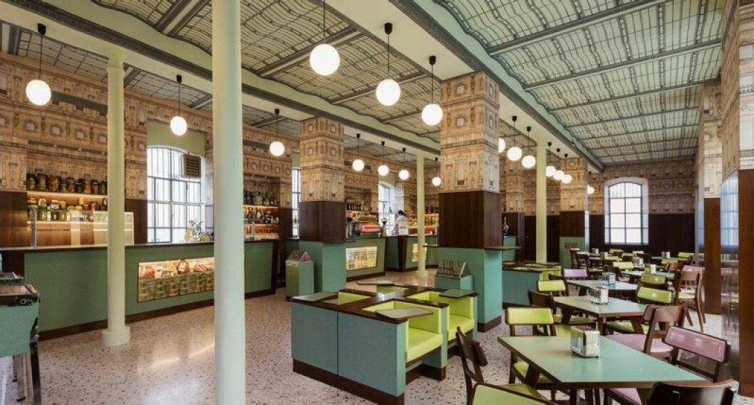 Regissören Wes Andersons Prada-kafé Bar Luce i Milano. Regissören Wes Andersons Prada-kafé Bar Luce i Milano.