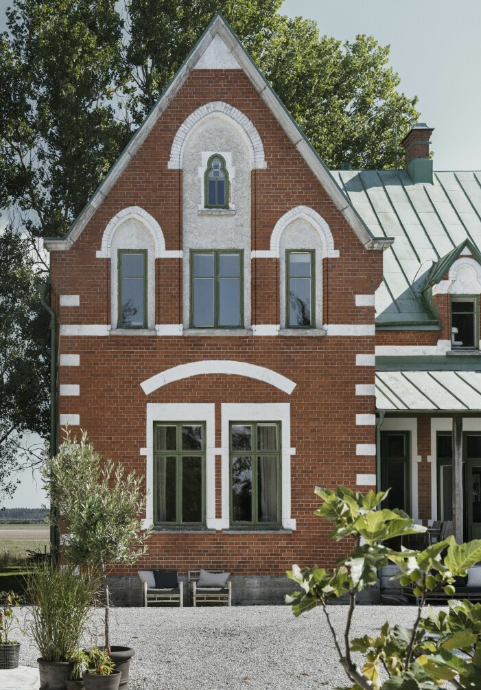Den k-märkta prästgården består av elva rum på 342 kvadrat, är ritad av stadsarkitekten Nils Böring och har beskrivits som en tidig 1900-talstolkning av medeltida arkitektur. Bambufåtöljer, Tine K. Prästgård Barlingbo på Gotland.