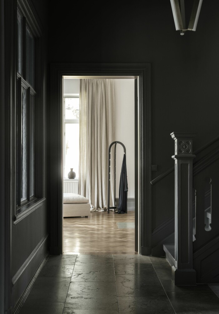 Prästgårdens hallgolv är tillverkat av gotländsk kalksten från Burgsvik. I anslutning till hallen ligger hemmets master bedroom. Klädhängaren heter Major och är tillverkad av gotländska Ringvide. Prästgård hall i kalksten.