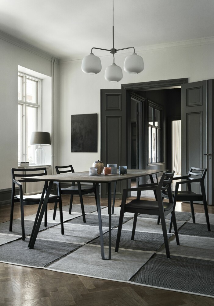 Matsalen är husets hjärta. Bord, Muubs, matta, Swedish rags, taklampa, Rubn, och bordslampa, Olsson och Jensen. Tavlan av Sofies vän Jeaninne Karlsson och stolarna Fole är från gotländska GAD. Prästgård matsal.
