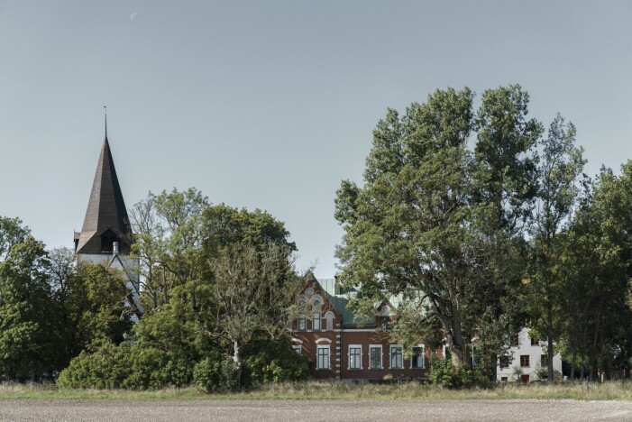 Prästgården ligger inbäddad bland åkrar och lövträd, bredvid Barlingbo kyrka som uppfördes redan på 1200-talet. K-märkt prästgård på Gotland, Barlingbo.