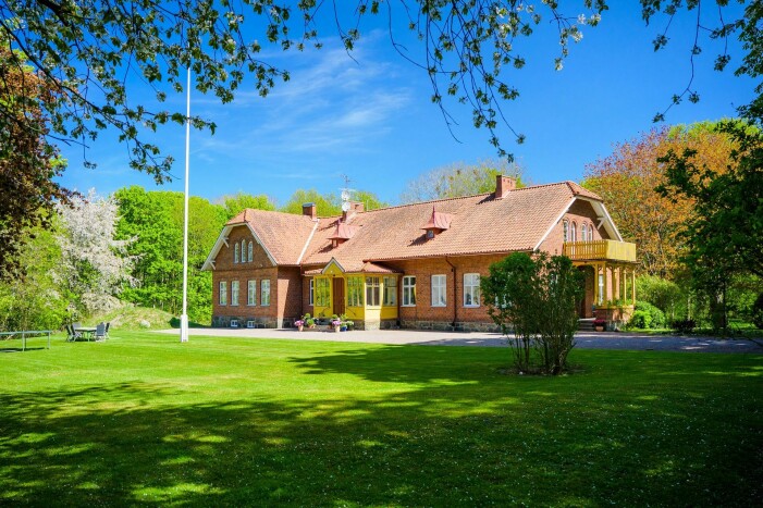 Prästgården med sin stora gräsmatta på framsidan. Prästgården och tomten