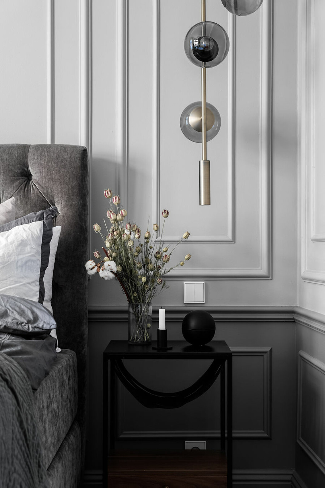 Torkade blommor hemma hos<a href="https://www.residencemagazine.se/influencern-danijela-pavlica-blandar-sekelskifte-med-modern-inredning/"> influencern Danijela Pavlica. </a> danijela blommor nattduksbord