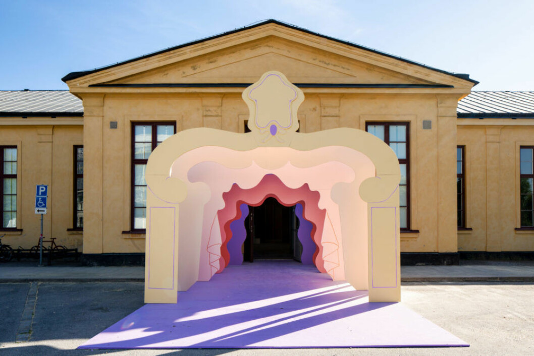 Entréportalen till utställningen Public Luxury på Arkdes har skapats av konstnären Åsa Jungnelius Ingpngen till utställningen Public Luxury på Arkdes i Stockholm.
