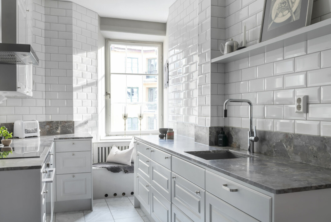 Lägenheten ligger på femte våningen och släpper in generöst med solljus. Lägenheten ligger på femte våningen och släpper in generöst med solljus.