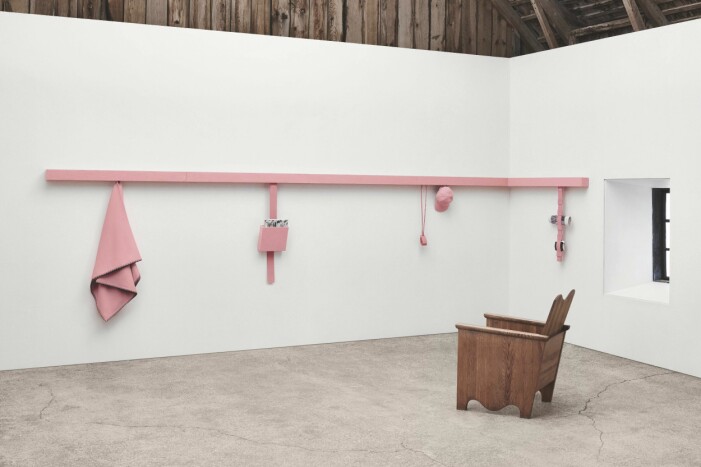 Shakersystemets långa kroklist har inspirerat Raf Simons. Accessoarerna är tänkta för hall, sovrum och vardagsrum. Raf Simons inredningskollektion.