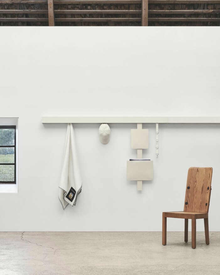 Kollektionens 25 delar kommer i offwhite, rosa, grönt och svart. Kollektionens 25 delar kommer i offwhite, rosa, grönt och svart.