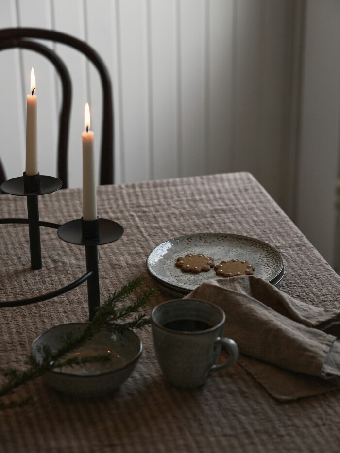 randig bordsduk, pepparkakor och adventsljusstake från ellos home