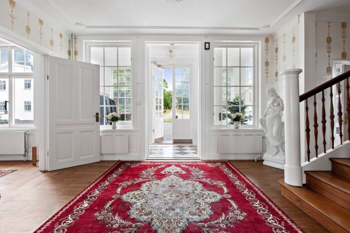 Maxat ljusinsläpp på entréplan. Slott till salu för 59 miljoner kronor, entré