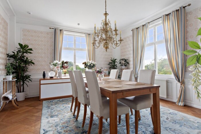 Matplats med trädetaljer och ett härligt ljusinsläpp. Slott till salu för 59 miljoner kronor, kök