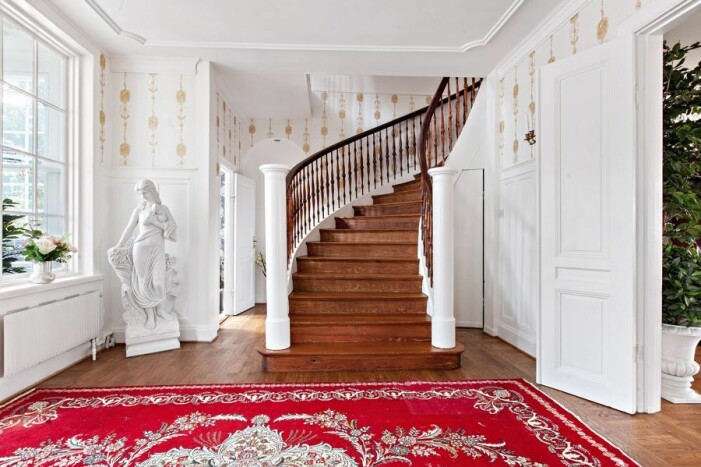 Den magiska trappan är det första du möts av inne i huvudbyggnaden. Slott till salu för 59 miljoner kronor, trappor