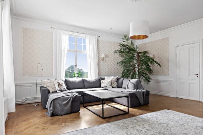 Ännu ett luftigt rum som här används som vardagsrum. Slott till salu för 59 miljoner kronor, vardagsrum