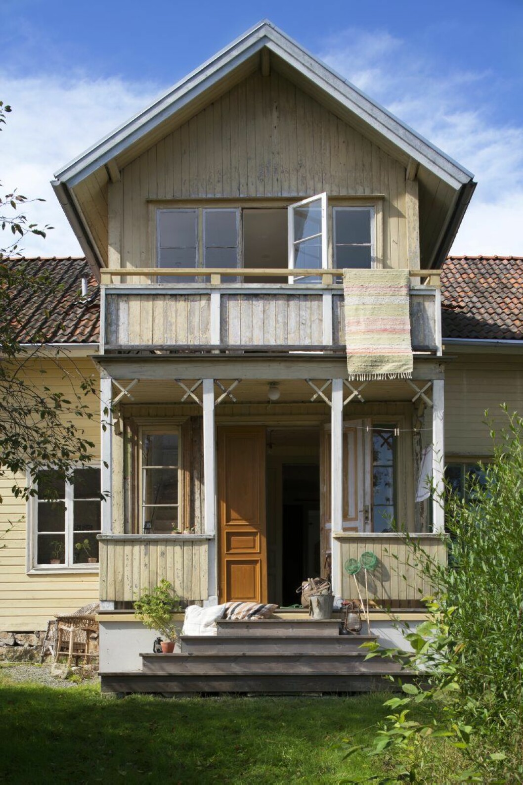 Huset Arvidas visar finsidan för besökaren, den nymålade med köksingång och ett gigantiskt plommonträd på knuten. Huset Arvidas visar finsidan för besökaren, den nymålade med köksingång och ett gigantiskt plommonträd på knuten.