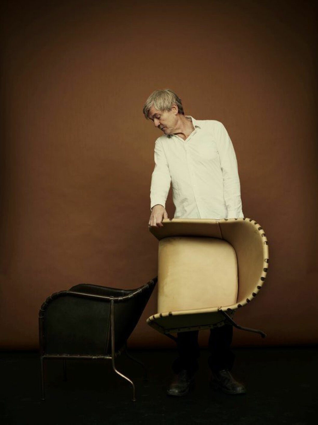 Theselius fåtölj Bruno är enkelhet som föddes ur det först alltför komplicerade. En musikslinga i skinn och stålrörsben. Foto Tobias Regell Residence stora formpris 2014 Lauritz icon award mats teselius