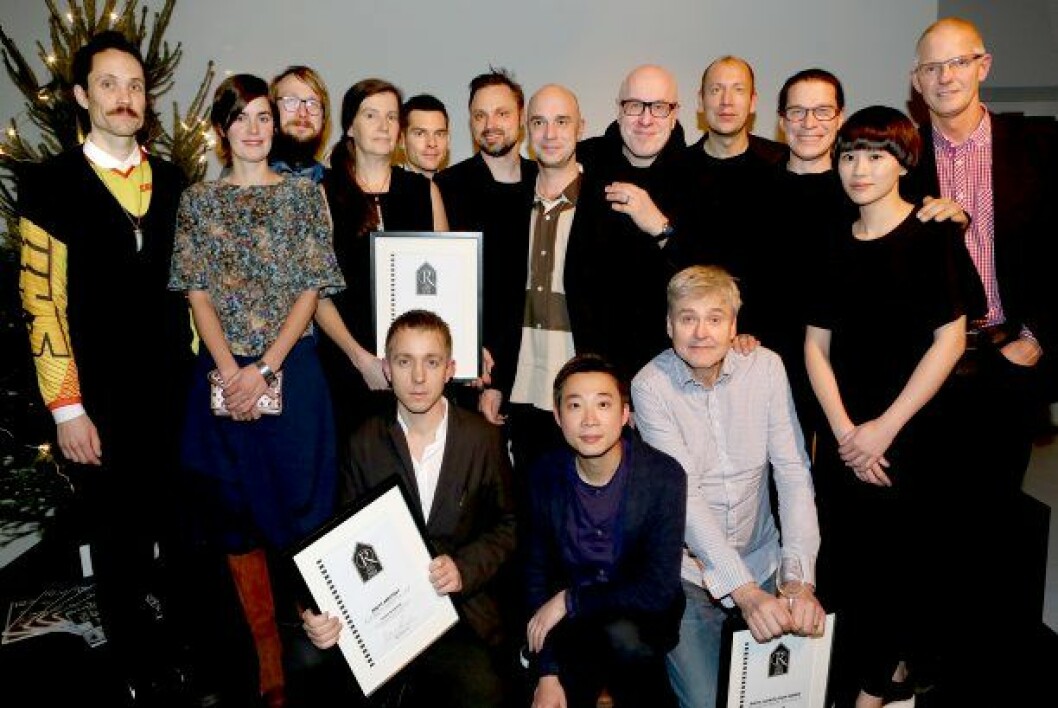 Årets vinnare! Övre raden från vänster: Årets konsthantverkare Anton Alvarez, årets belysning Front, här representerad av Charlotte von der Lancken, årets nykomling Gustav Persson, årets designer Anna von Schewen, årets producent Marcus Huber från Fogia, årets accessoar Matti Klenell, årets samarbete Richard Juhlin och Claesson Koivisto Rune, på bilden syns Mårten Claesson, Eero Koivisto och efter Norm Architects Jonas Bjerre Poulsen, Ola Rune. Årets stol, Chair No 1 av Afteroom, Chen-Yen Wei andra från höger och Norm Architects Jonas Bjerre Poulsen som representerar stolens producent Menu, fjärde från höger och Hung-Ming Chen mitten nedan, till vänster om honom årets arkitekt Andreas Martin Löf och till höger Mats Theselius som designat fåtöljen Bruno som tilldelas årets Lauritz icon award. Residence stora formpris_25
