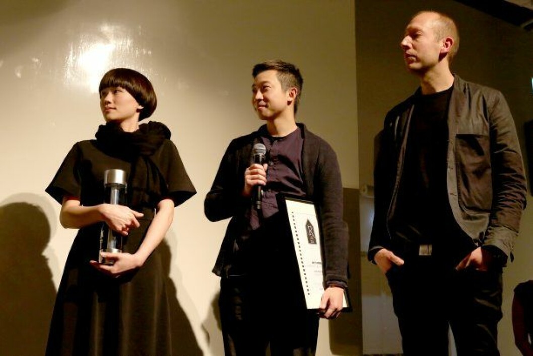 Årets stol, Chair no 1 är inspirerad av Bauhaus och har tre ben eftersom det enligt Afteroom »är billigare att producera än fyra«. Här Afterooms Chen-Yen Wei och Hung-Ming Chen samt Norm Archtitects Jonas Bjerre Poulsen. Residence stora formpris_afteroon_jonas bjerre poulsen