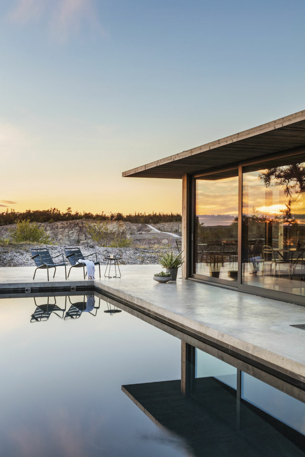 <em>Paret Joanna och David Hummels pool på huset vid Bungenäs. </em> Bild på hus och pool vid kargt landskap vid Bungenäs på Gotland.