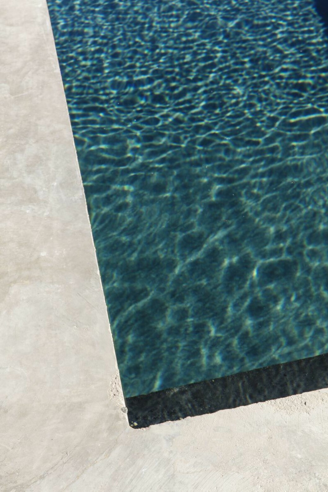 Poolen är 1,60 djup på sitt grundaste ställe. »Många tyckte att det var för djupt, för att ’man bara vill stå i en pool’. Men jag vill kunna simma«,säger Daniel.