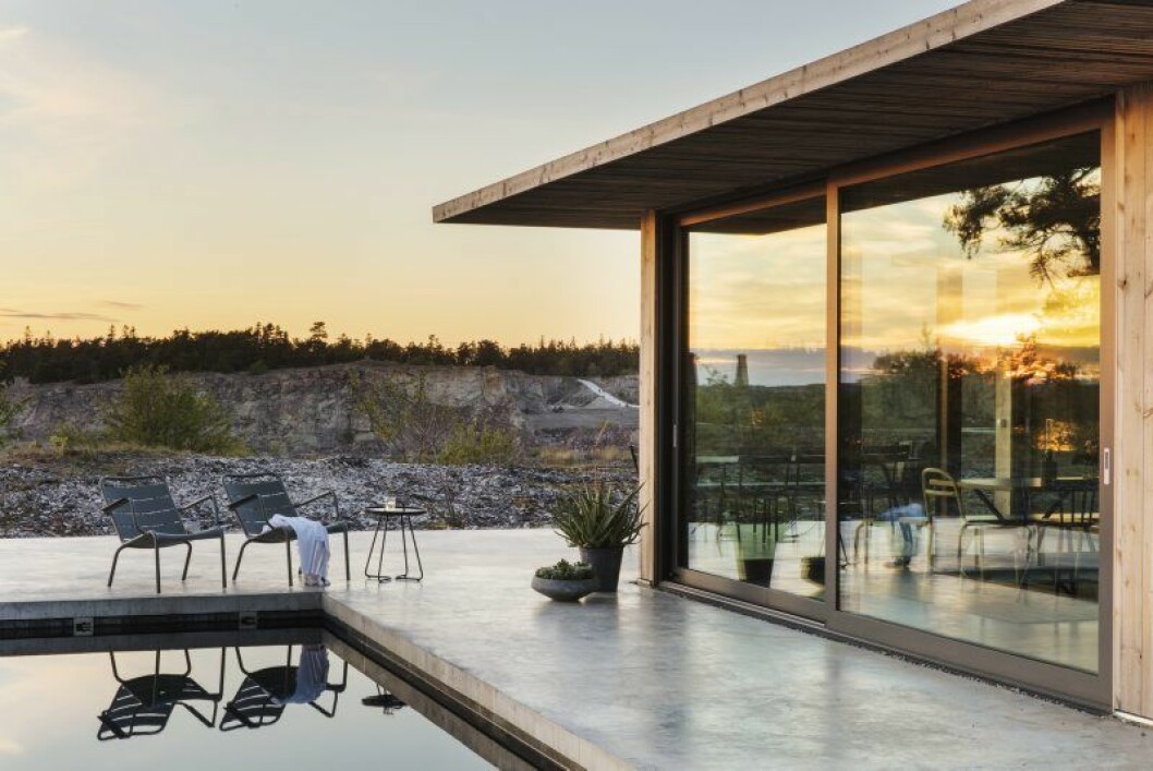 De sociala rummen i huset tar in brottet <p></p><p>och havet, här är glasväggarna stora och öppningsbara med en sömlös övergång till det stora betongdäcket utomhus med matplats, pool och solhäng.</p>