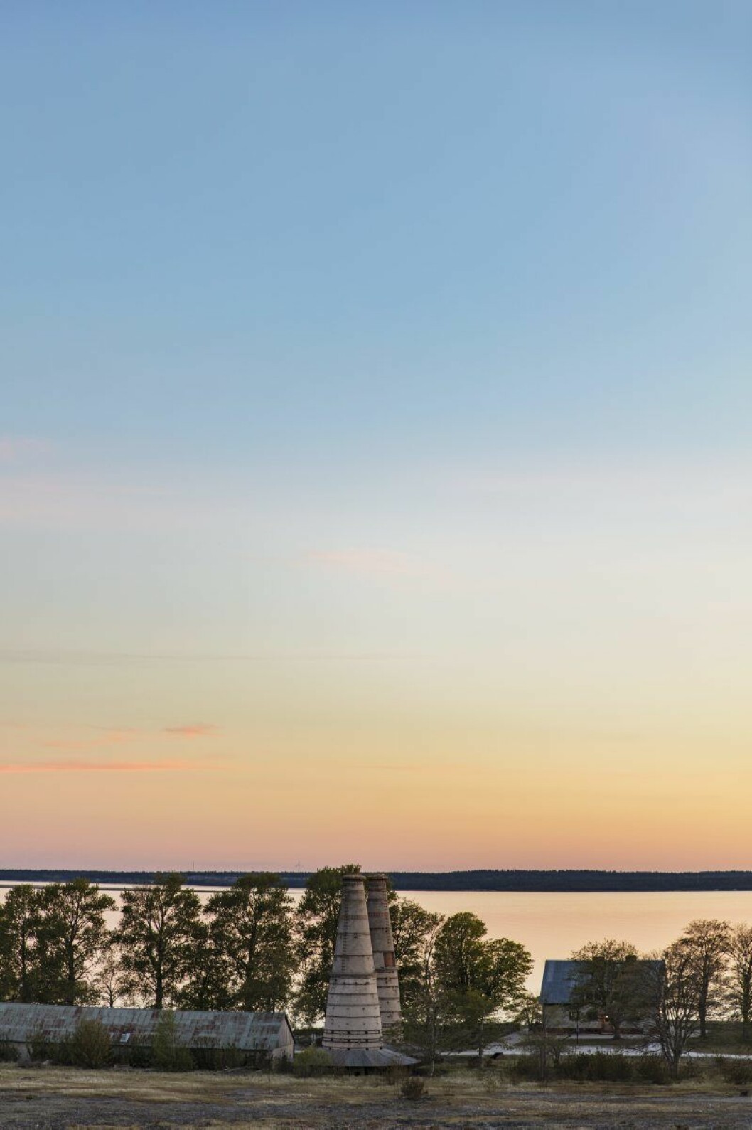 De gamla kalkugnarna har blivit Bungenäs mest kända silhuett. I områdets hjärta finns en krog, en utställningshall och en liten lanthandel.