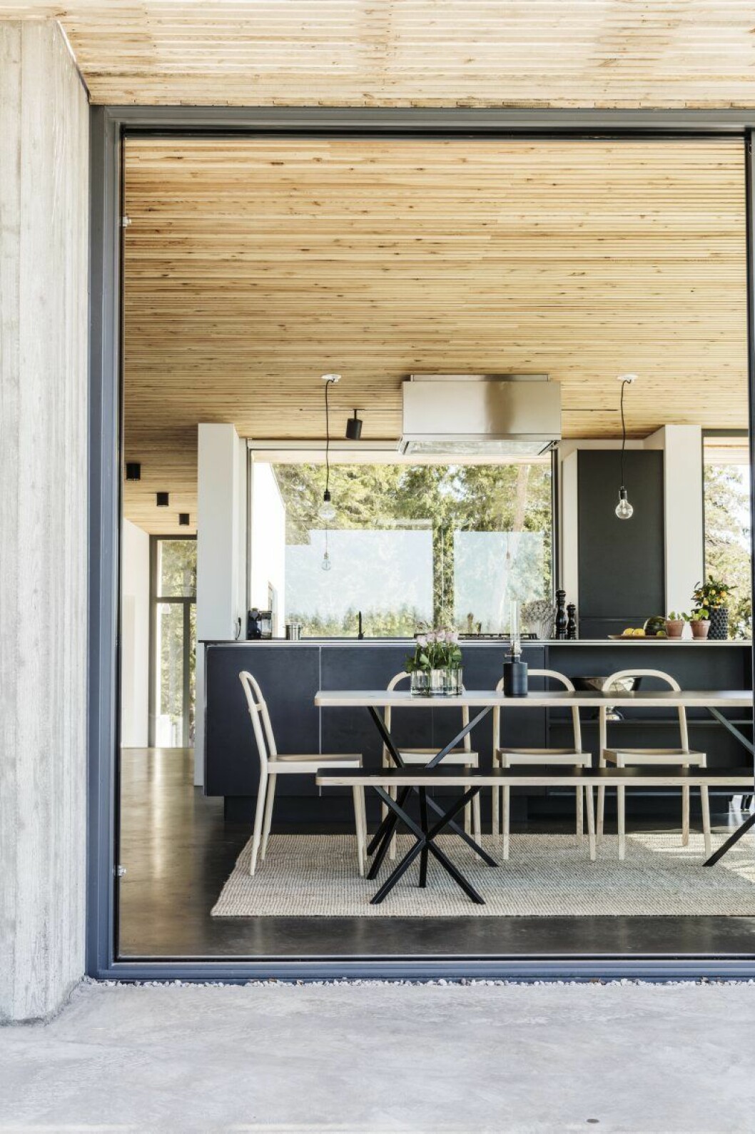 Matsalen intill barköket med matbord och bänk från No Early birds och stolar från Inga Sempé <p></p><p>för Gärsnäs.</p>