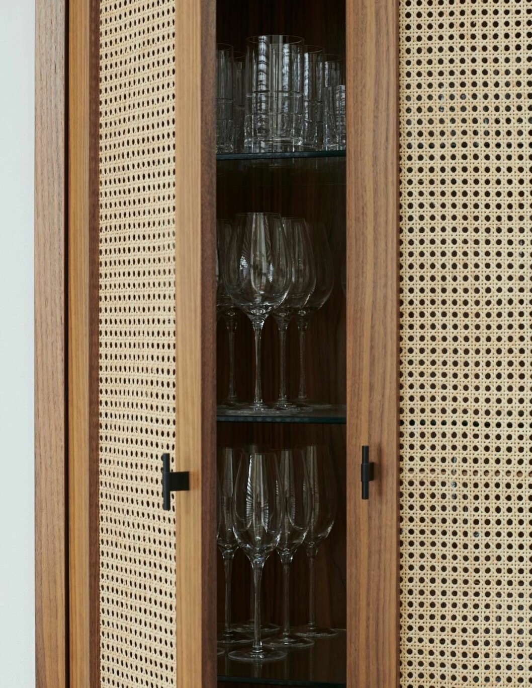 Claes Dalén inredare vindsvåning Stockholm Residence, rottingskåp