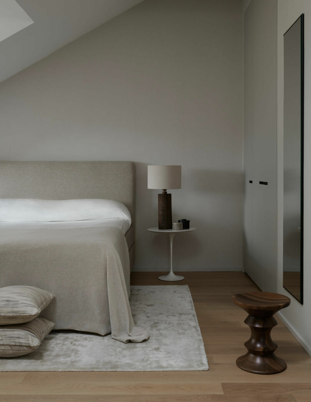 Claes Dalén inredare vindsvåning Stockholm Residence, sovrum i beige