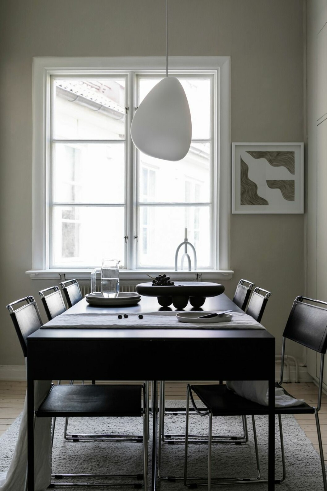För att få plats med så många som möjligt i köket har Elin designat ett eget matbord och låtit sin vän på Ohlins plattsättning tillverka det. Taklampan Ocean kommer från Belid och tavlan är av Kristina Krogh, duken från Himla.