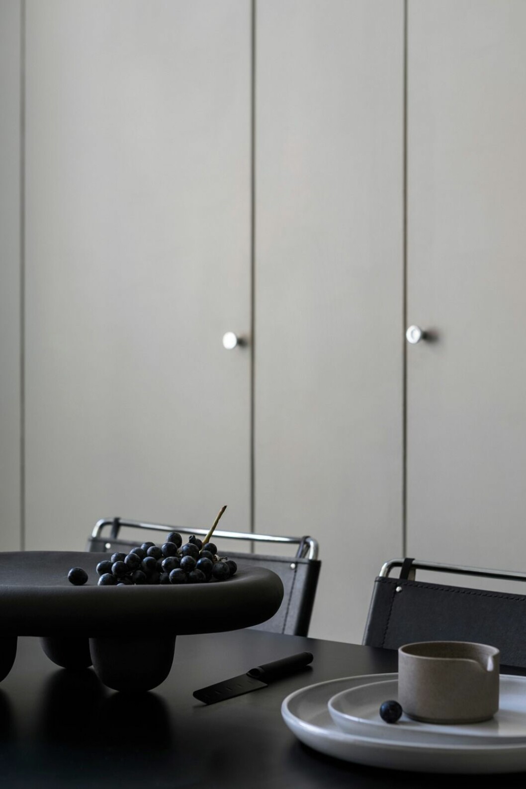<br>Trefotsfat av Fredrik Persson, ostkniv från Normann Copenhagen och mjölkkanna från Hasami porcelain köpt på Cosa homestories.