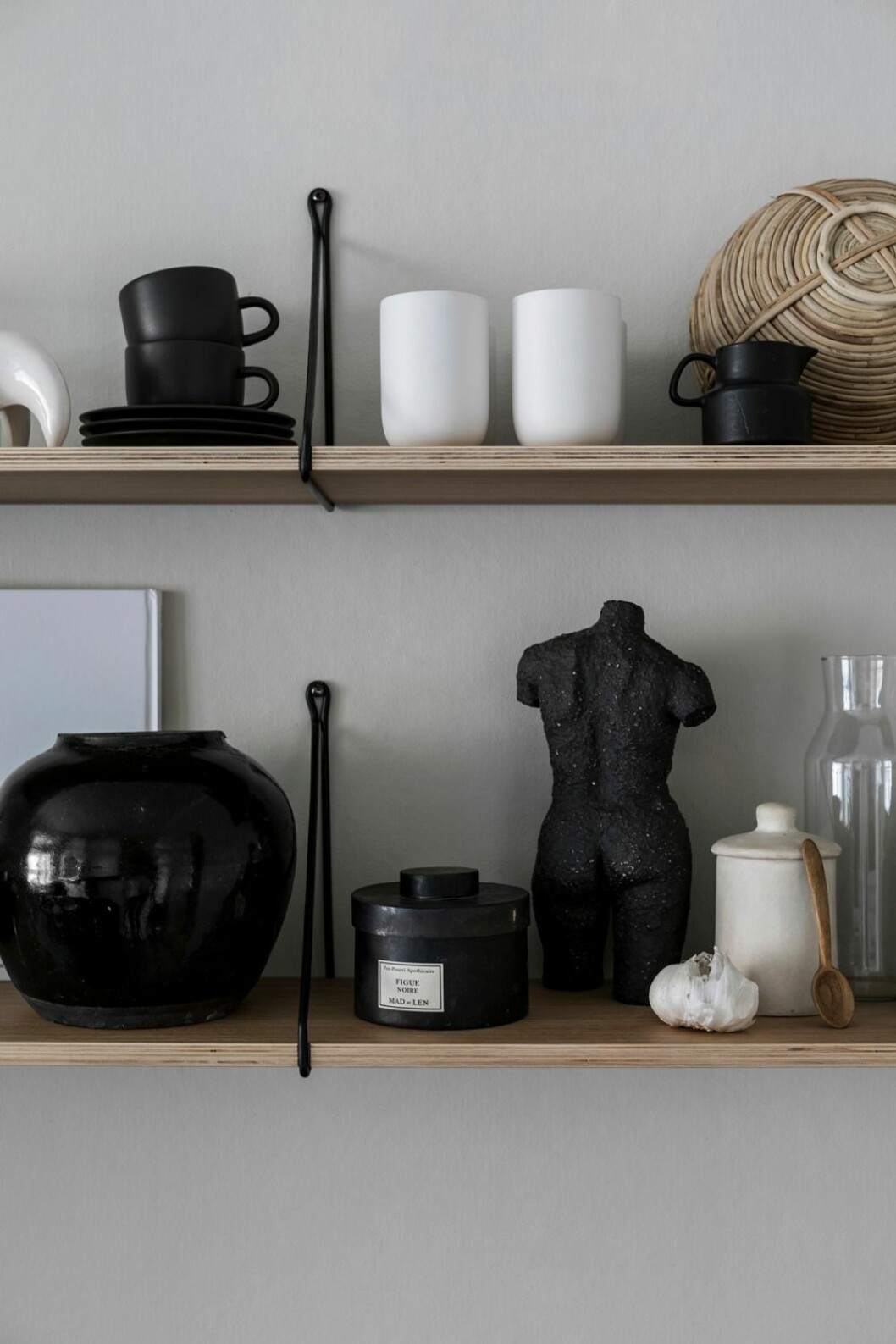 Hyllorna från House doctor är köpta på familjeföretaget Bergmans möbler. Skulptur av Carina Johansson. Väggarna i köket är målade i färgen Kalk från Jotun.