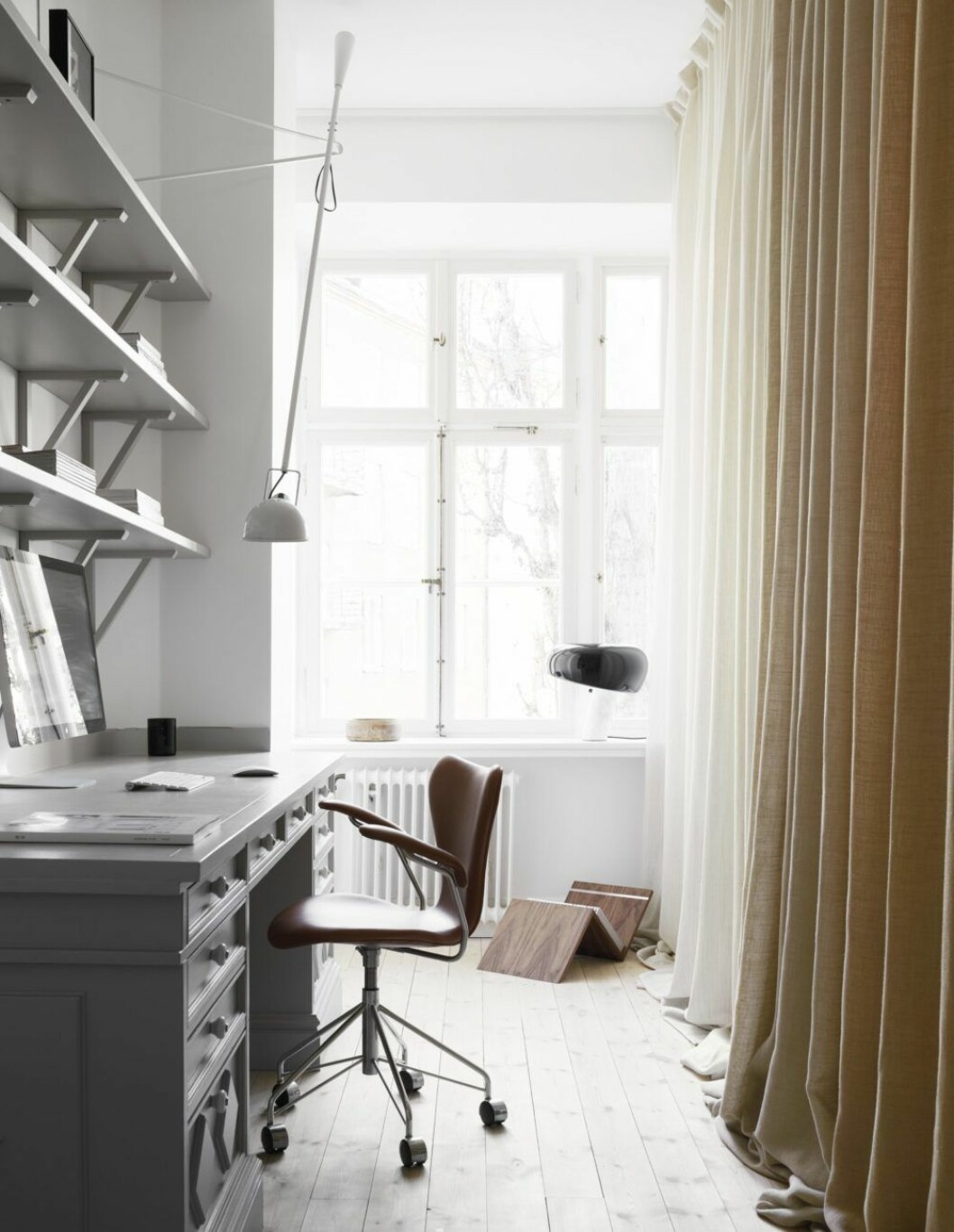 Kontoret med platsbyggd inredning och skrivbord. Men Madeleine jobbar nästan alltid i köket. » Ljuset är vackrare där!« Madeleine Asplund Klingstedts kontor med Arne Jacobsen stol.