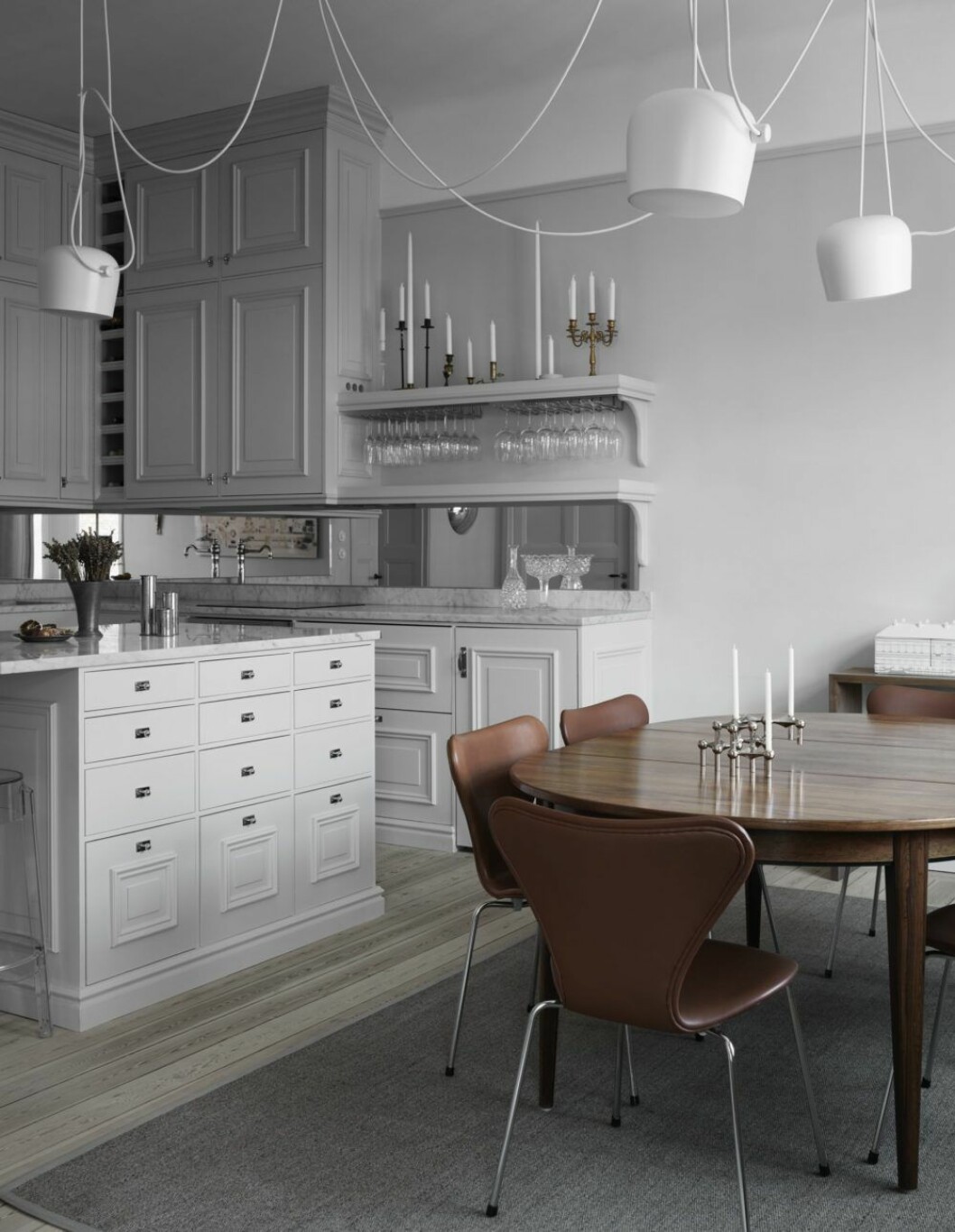 Köket är platsbyggt och ritat av Madeleine. Taklampa Aim från Flos, (det tog elektrikern flera dagar att få upp den) matbord i jakaranda och Arne Jacobsen- stolarna inropade på auktion. Foto Kristofer Johnsson Madeleine Asplund Klingstedts kök är platsbyggt. Taklampa Aim från Flos,