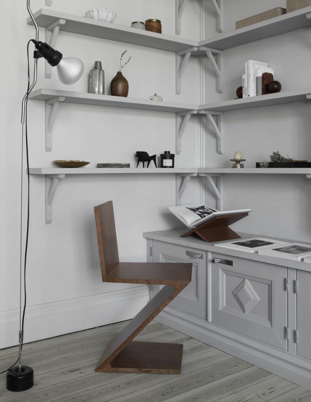 Platsbyggda hyllor och förvaring som Madeleine har ritat, lampa Parentesi, Flos, stol Zigzag, Gerrit Rietveld, bokstöd av Claes Dalén interiors Claes Dalén interiors, Livrest. Platsbyggda hyllor och förvaring som Madeleine har ritat, lampa Parentesi, Flos.stol Zigzag, Gerrit Rietveld, bokstöd av Claes Dalén interiors Claes Dalén interiors, Livrest.