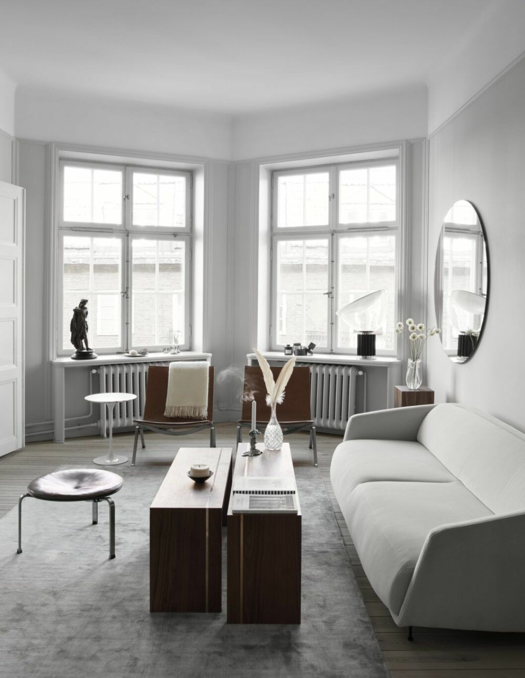 Soffa Ligne Rose, soffborden Lineaire, Madeleines eget märke. Poul Kjaerholm-stolar och pall, bord Eero Saarinen för Knoll. Lampa Taccia från Flos, den sista modellen som gjordes i handblåst glas. Piedestal, Lineaire. Spegeln är måttbeställd. Hemma hos Madeleine Asplund Klingstedt. Soffa Ligne Rose, soffborden Lineaire, Madeleines eget märke. Poul Kjaerholm-stolar och pall, bord Eero Saarinen för Knoll. Lampa Taccia från Flos, den sista modellen som gjordes i handblåst glas. Piedestal, Lineaire.
