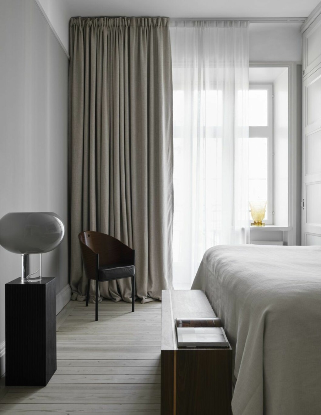 Lampan Buds Light Tavolo från Foscarini. Stolen Pratfall i körsbär och svart skinn designad av Philippe Starck. Tunna gardiner från Astrid och tjockare i linne från Gotain, piedestal och bänk från Lineaire.se. Hemma hos Madeleine Asplund Klingstedt Lampan Buds Light Tavolo från Foscarini. Stolen Pratfall i körsbär och svart skinn designad av Philippe Starck. Tunna gardiner från Astrid och tjockare i linne från Gotain, piedestal och bänk från Lineaire.se.