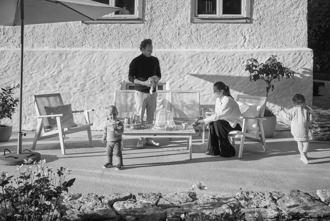 Martin och Linda bestämde sig för att lägga in en överväxel i renoveringen redan från början. Familjen på uteplatsen.