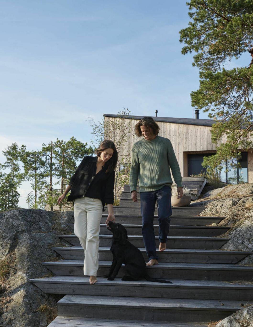 Fasadpanelen är smalare än normalt för att den ska leva mer och inte vara så statisk. Överhänget stöttas med osynliga vajrar. Husets clou, dess personliga anrop, är uthänget som pekar från fasaden som en kepsskärm. »Vi kallar det för den öppna kiosken.«