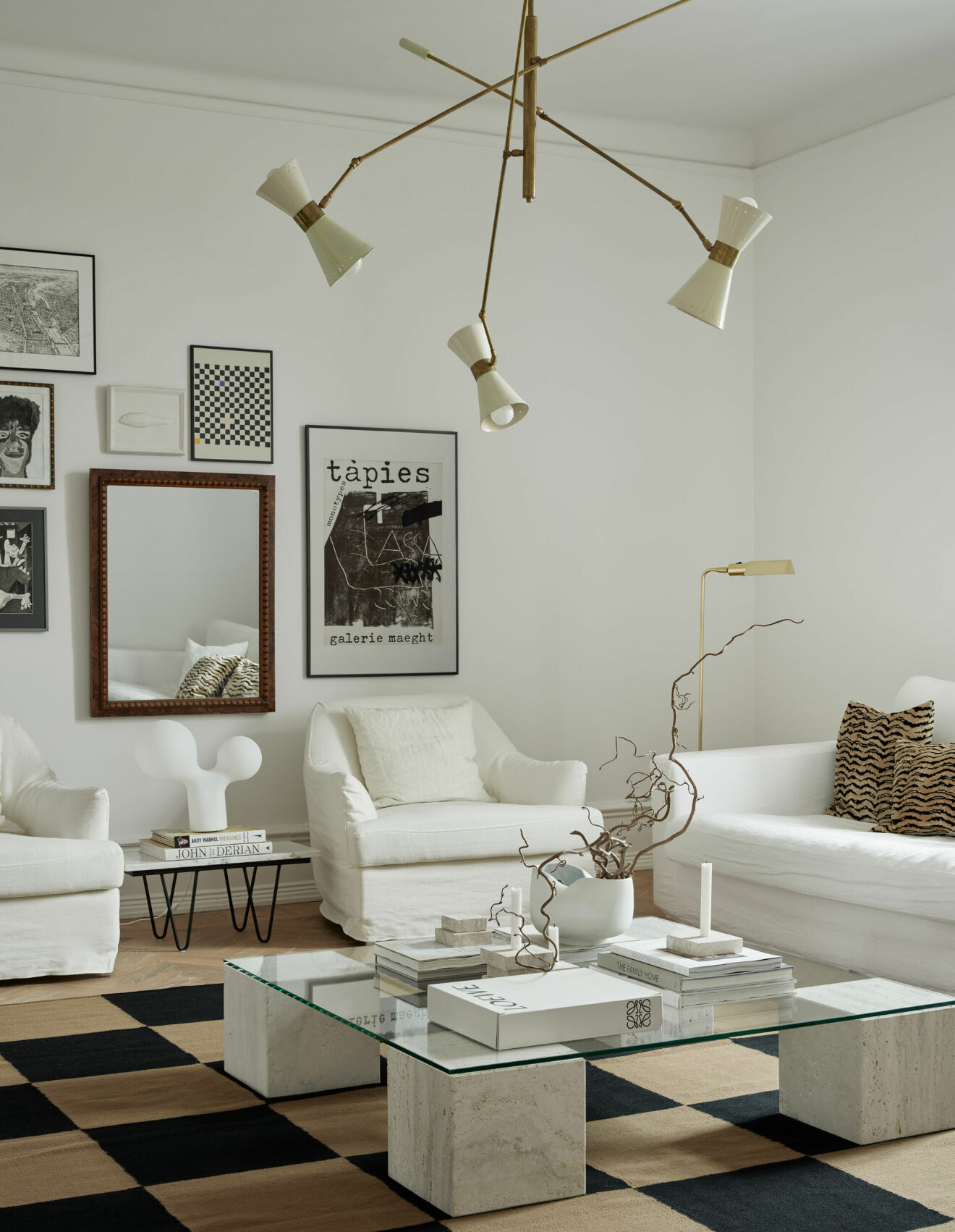 Vardagsrum med vit fåtölj, hemma hos Sofia Ristic