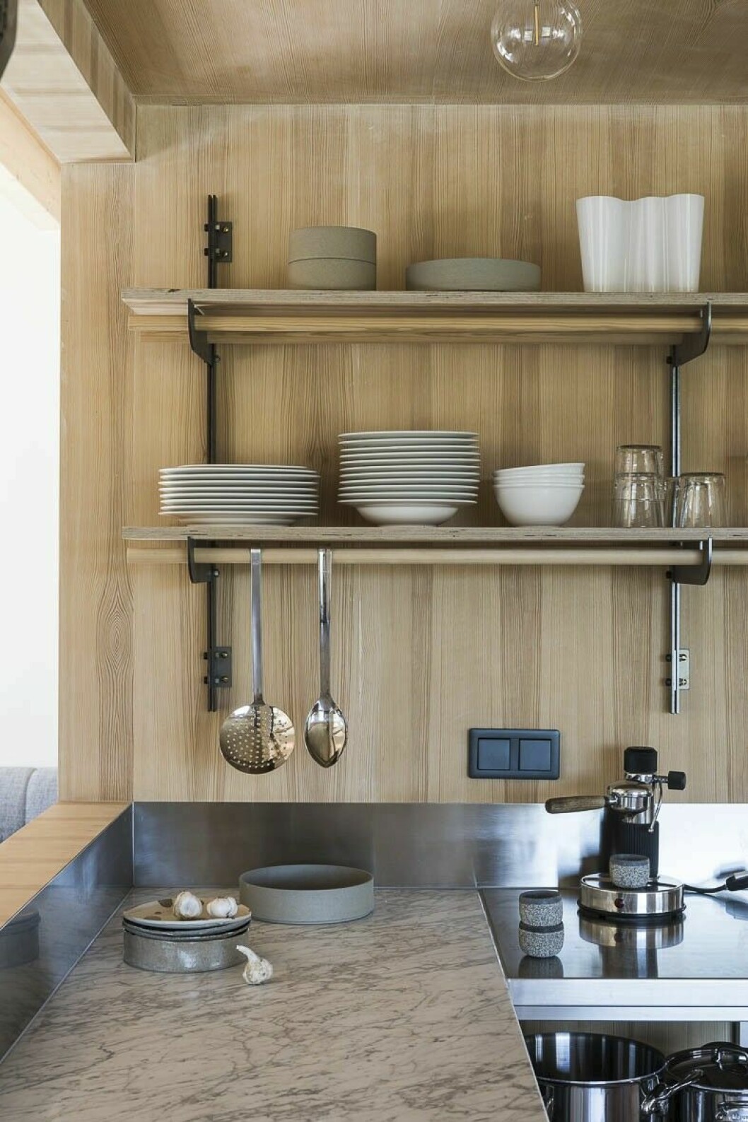 Hyllan Plyshelf i köket är av stål och plywood och tillverkad av Vida, liksom stenkopparna Tazz.